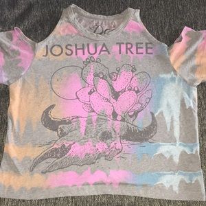 Cold shoulder skull shirt